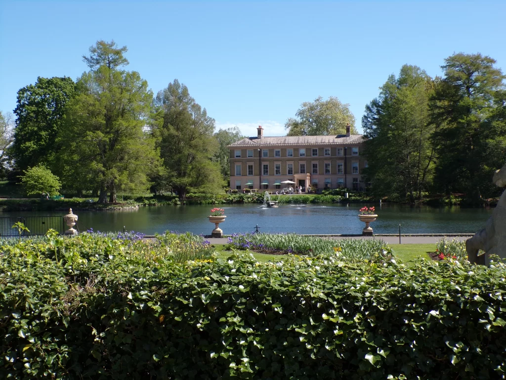 Restaurant and cafe in Kew Gardens opposite Temperate House