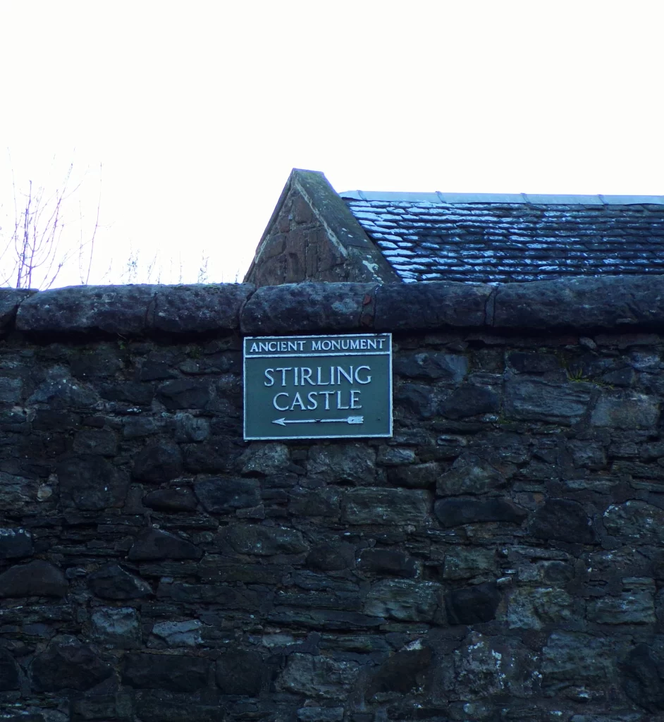 Sign pointing the way to Stirling Castle