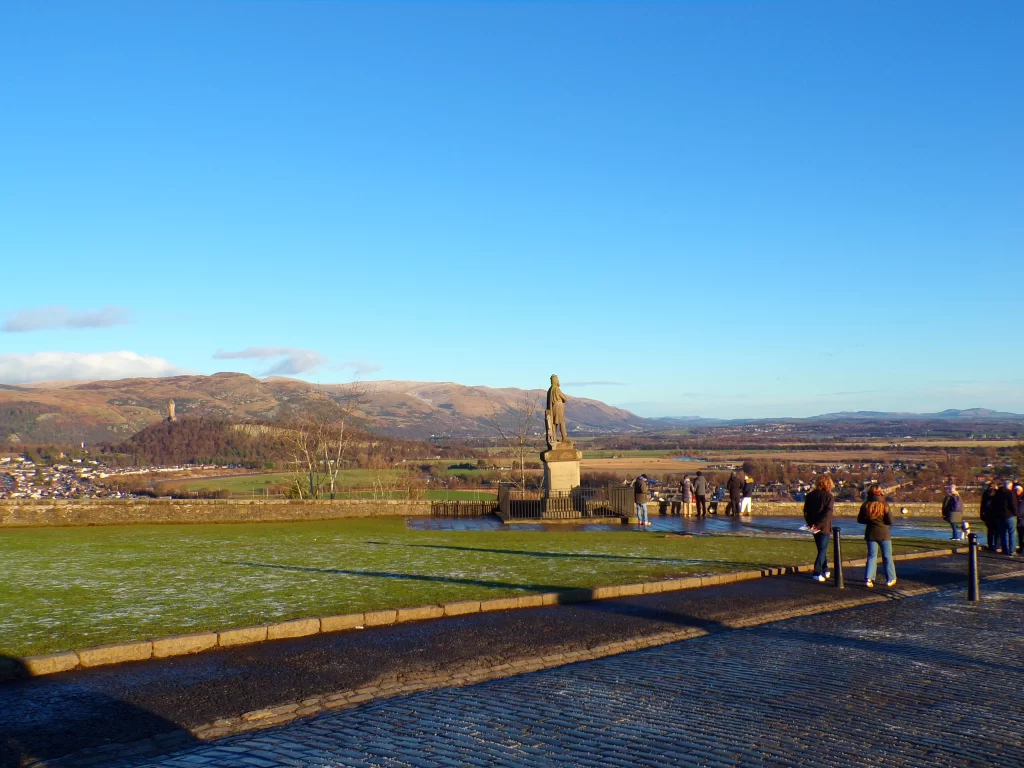 Wallace-Monument-and-William-Wallace-Statue-at-Stirling-Castle