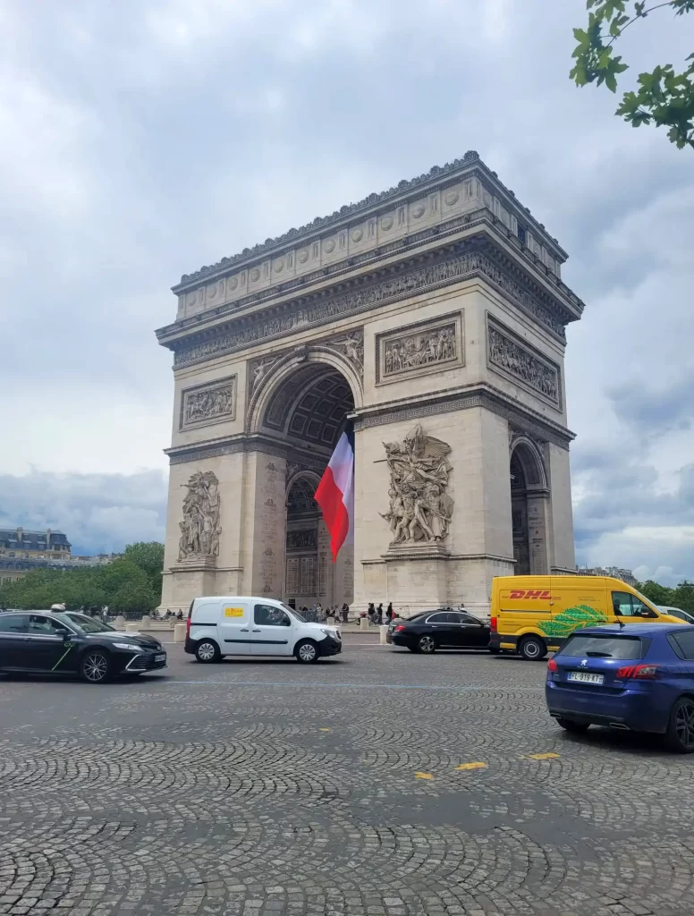 Arc du Triomphe Paris with flag and traffic